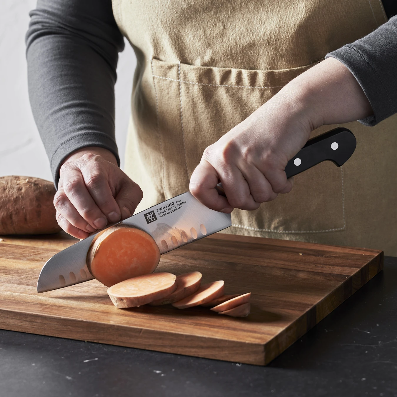 Нож сантоку с фестончатой кромкой ZWILLING Pro, лезвие 18 см - фото 4