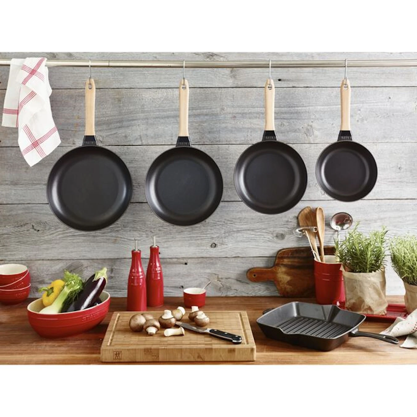 Сковорода чугунная STAUB, круглая, с деревянной ручкой, черная, 26 см - фото 2