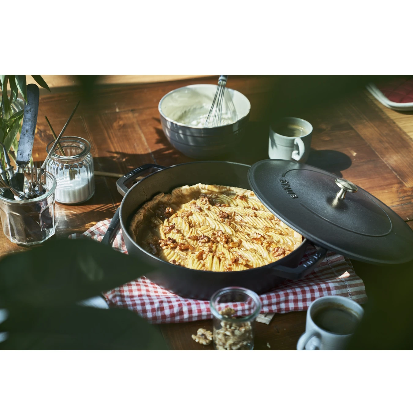 Сотейник с чугунной крышкой STAUB, 28 см, 3.7 л., черный - фото 4