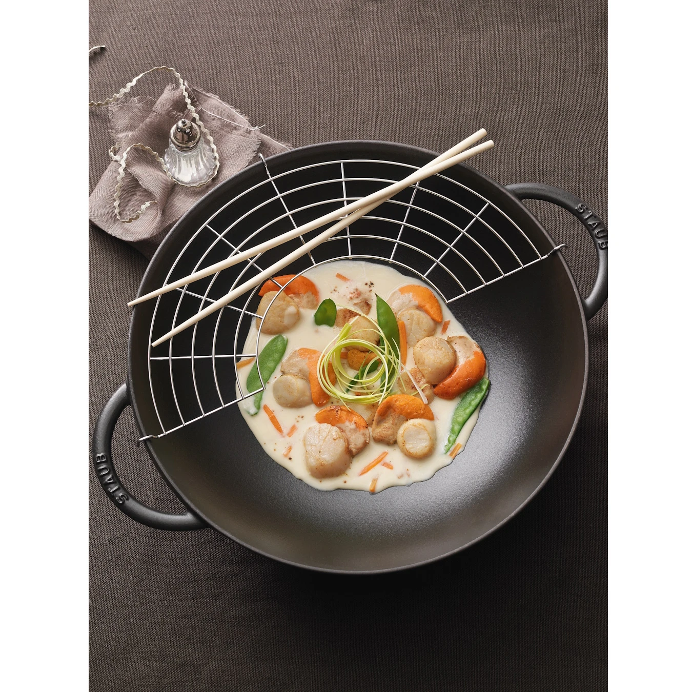 Вок чугунный STAUB со стеклянной крышкой, черный, 5.7 л, 37 см - фото 3