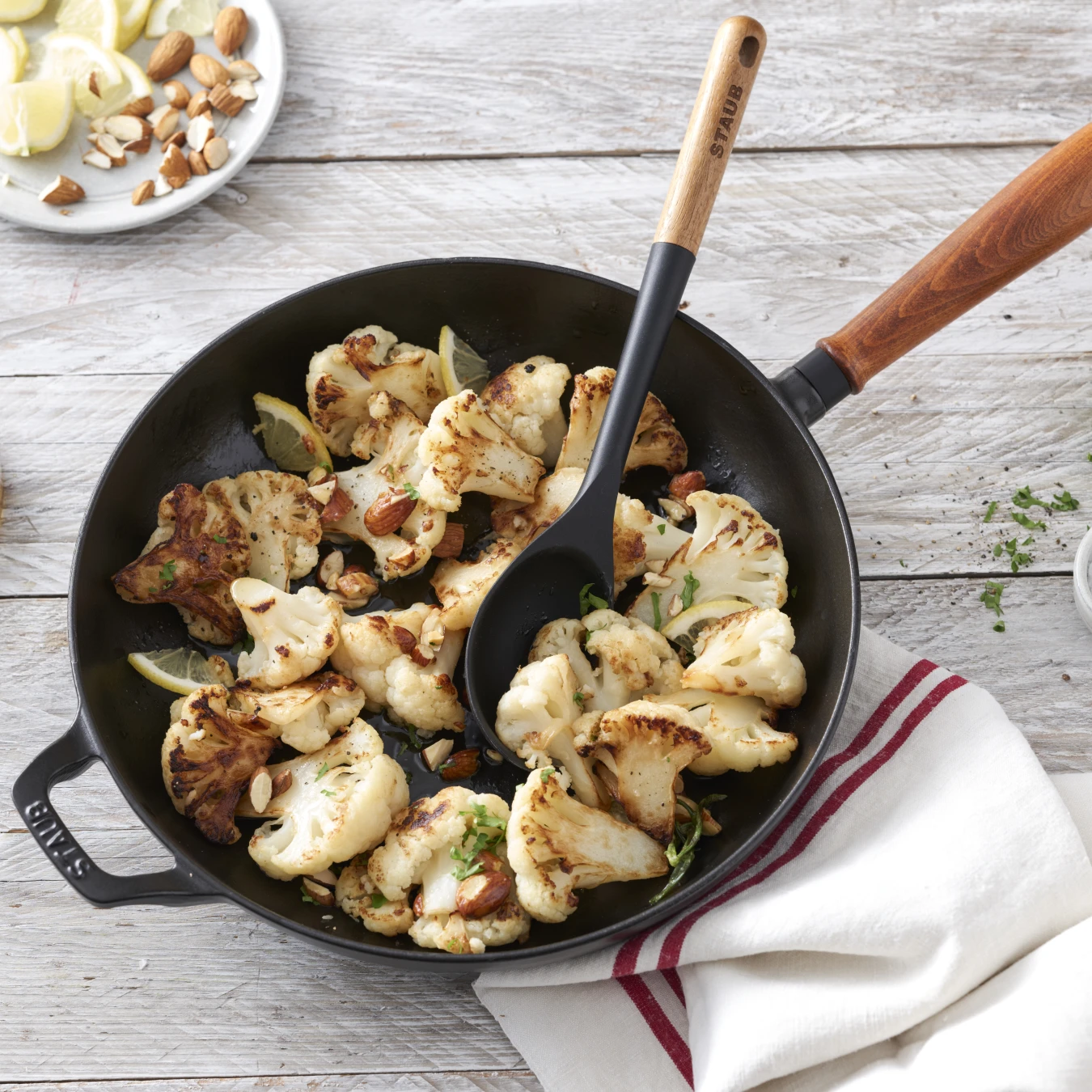 Сковорода чугунная STAUB "Винтаж", круглая, с деревянной ручкой, черная, 24 см - фото 2