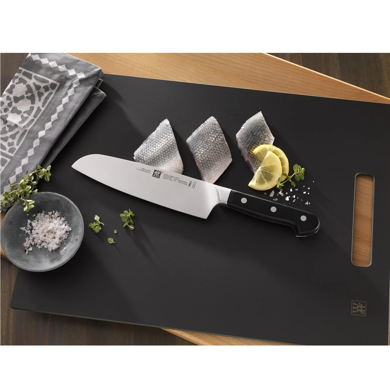 Нож сантоку ZWILLING Pro, лезвие 18 см - фото 4