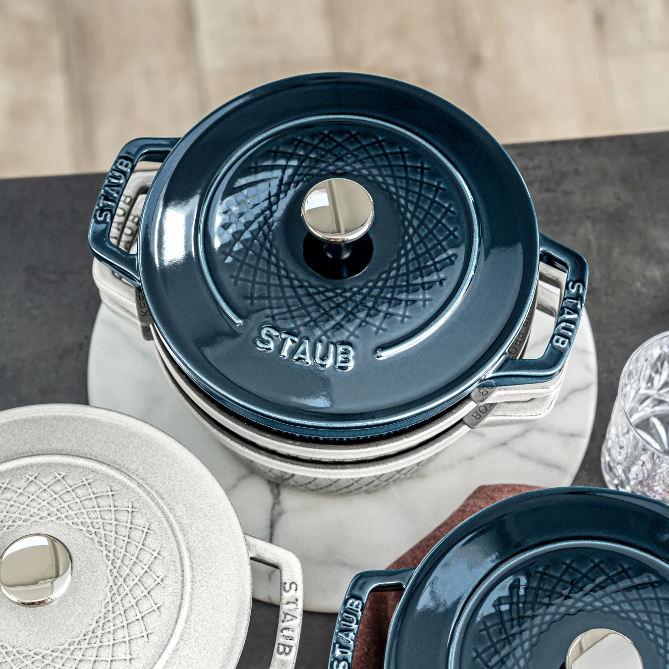 Кокот чугунный STAUB, круглый, 24 см, 4.25 л, морская волна - фото 2