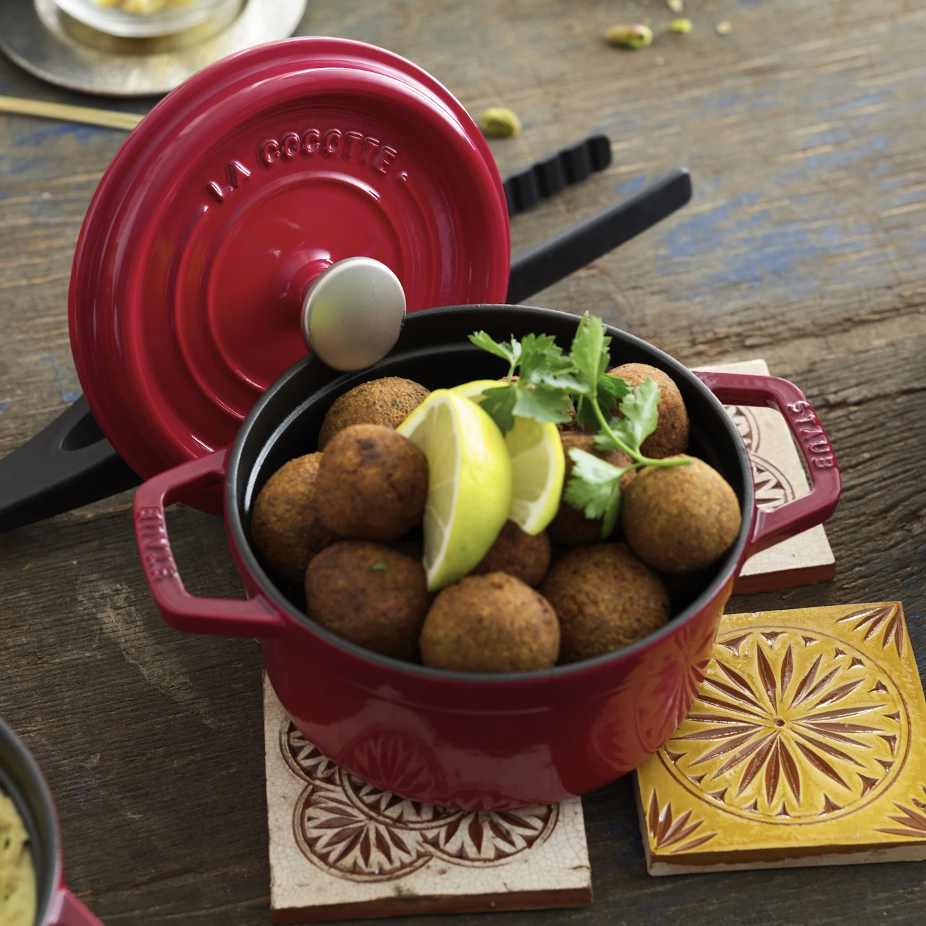 Кокот чугунный STAUB, круглый, 24 см, 3,8 л вишневый - фото 6